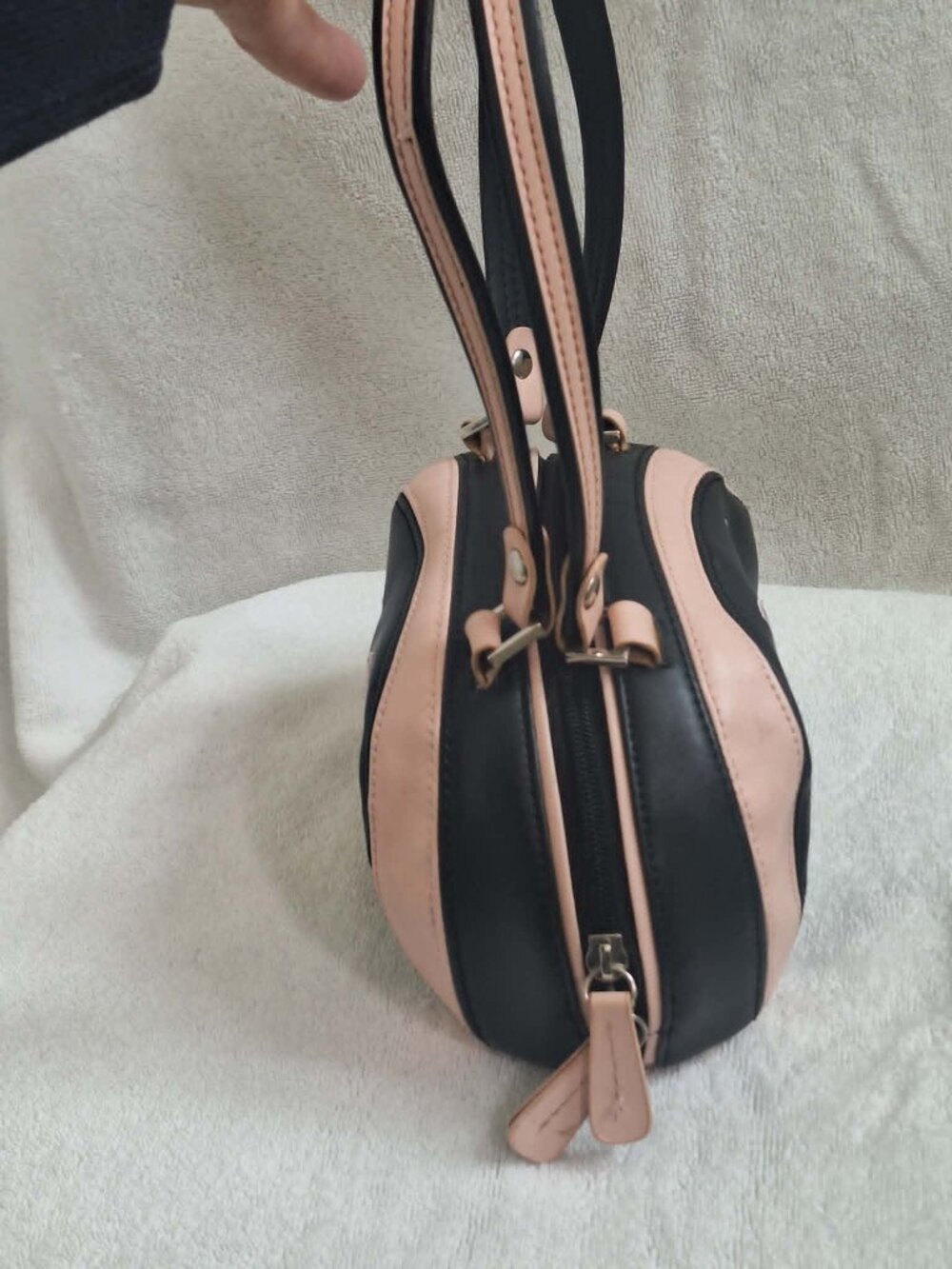 Nearly New Condition Demonia Leather Vintage CAT PURSE/HANDBAG - Picture 3 of 9